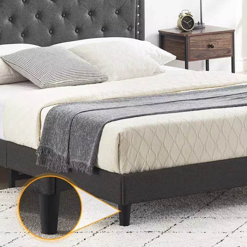 Letto a piattaforma imbottito in tessuto nero/grigio con testiera trapuntata e finiture borchiate – Matrimoniale / Queen, 2 persone