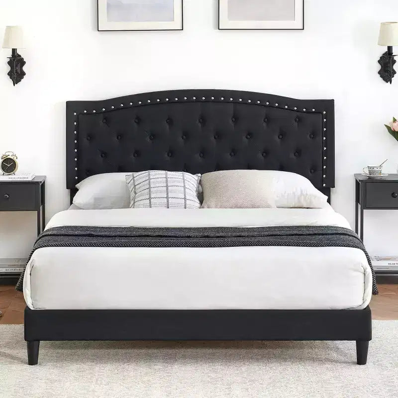 Letto a piattaforma imbottito in tessuto nero/grigio con testiera trapuntata e finiture borchiate – Matrimoniale / Queen, 2 persone