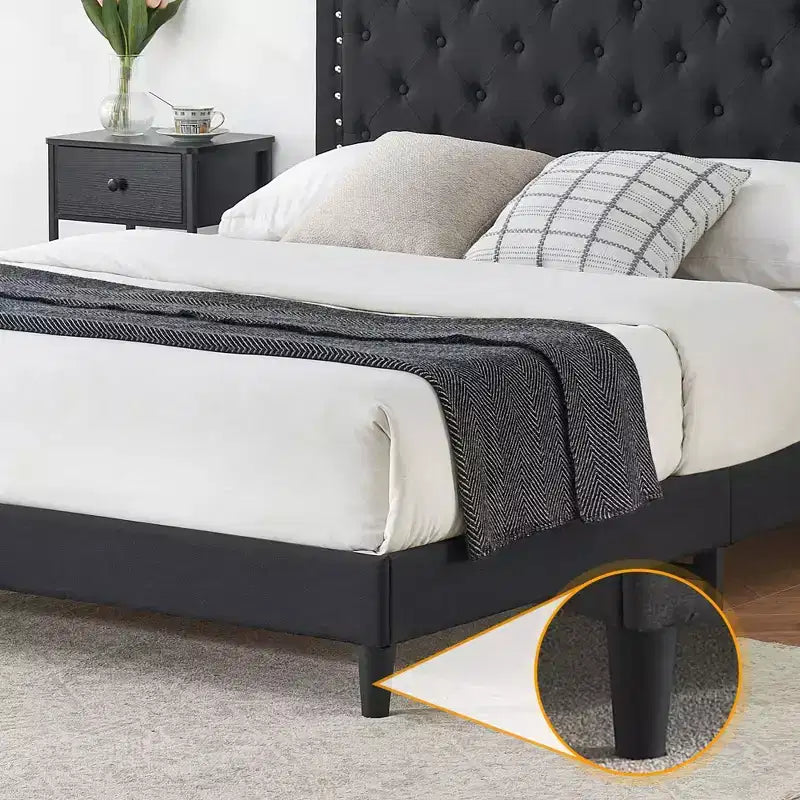 Letto a piattaforma imbottito in tessuto nero/grigio con testiera trapuntata e finiture borchiate – Matrimoniale / Queen, 2 persone