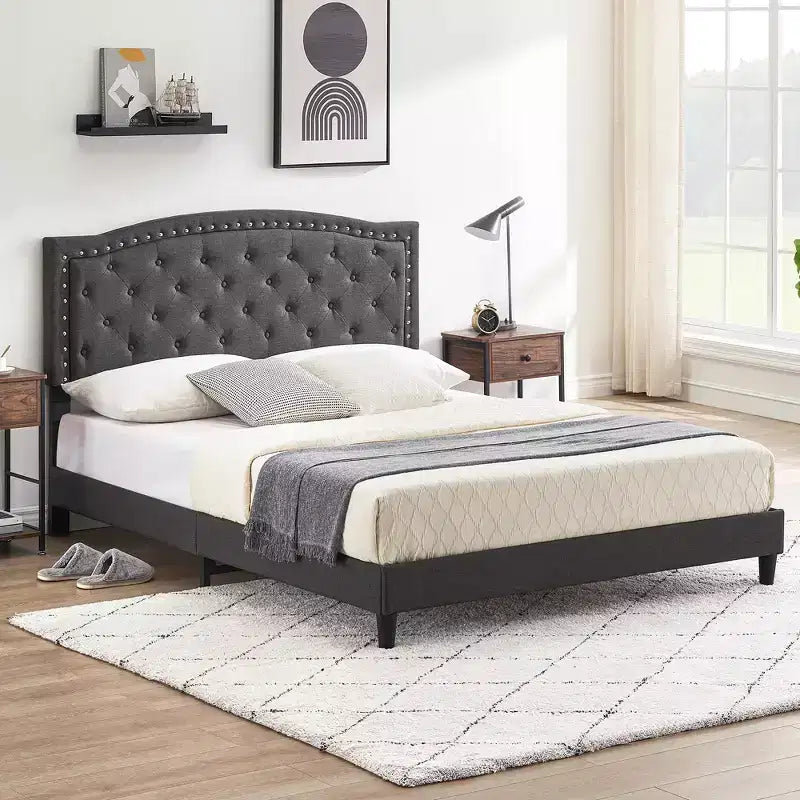 Letto a piattaforma imbottito in tessuto nero/grigio con testiera trapuntata e finiture borchiate – Matrimoniale / Queen, 2 persone